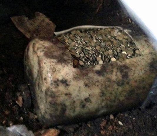 Znalazł plastikowy kanister pełen monet…