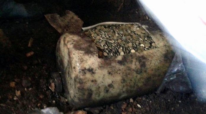 Znalazł plastikowy kanister pełen monet…