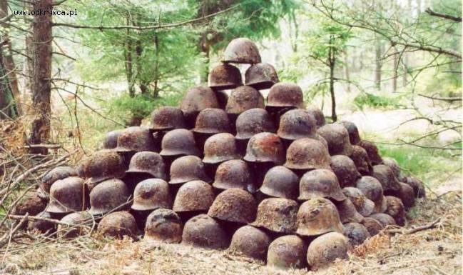 Stare trafienie ponad 200-stu hełmów (głównie niemieckie) na Helu