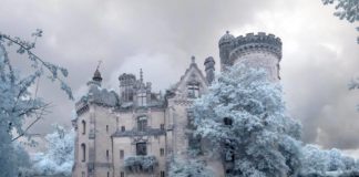 Internauci zrzucili się na zamek we Francji