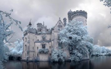 Internauci zrzucili się na zamek we Francji