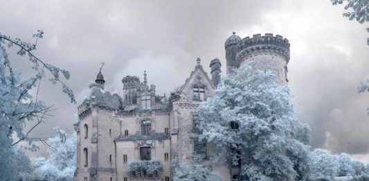 Internauci zrzucili się na zamek we Francji