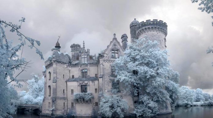 Internauci zrzucili się na zamek we Francji