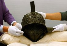 Odkryty w Pompejach liczący sobie 2000 lat świetnie zachowany hełm gladiatora
