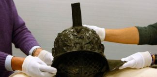 Odkryty w Pompejach liczący sobie 2000 lat świetnie zachowany hełm gladiatora