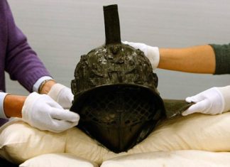 Odkryty w Pompejach liczący sobie 2000 lat świetnie zachowany hełm gladiatora