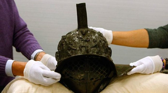 Odkryty w Pompejach liczący sobie 2000 lat świetnie zachowany hełm gladiatora