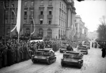 Przejazd tankietek TK 3 podczas defilady