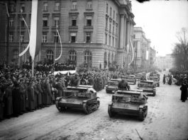 Przejazd tankietek TK 3 podczas defilady