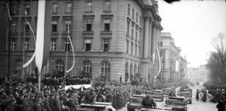 Przejazd tankietek TK 3 podczas defilady