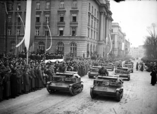 Przejazd tankietek TK 3 podczas defilady