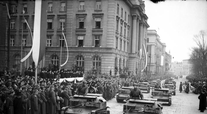 Przejazd tankietek TK 3 podczas defilady