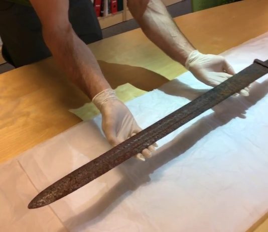 Świetnie zachowany miecz Wikingów odkryty na terenie Norwegii.