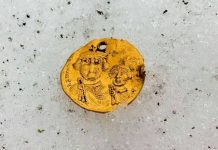 Ciekawa złota bizantyjska moneta znaleziona przez poszukiwacza ze wschodu