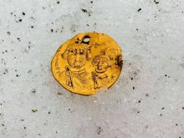 Ciekawa złota bizantyjska moneta znaleziona przez poszukiwacza ze wschodu