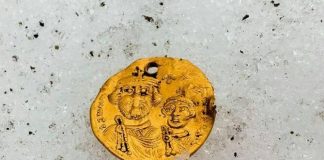 Ciekawa złota bizantyjska moneta znaleziona przez poszukiwacza ze wschodu