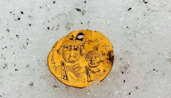 Ciekawa złota bizantyjska moneta znaleziona przez poszukiwacza ze wschodu