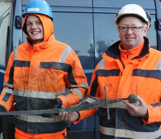Wyjątkowy miecz ze złotą inskrypcją odkryty przez budowlańców!