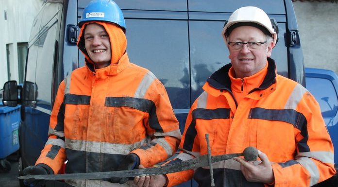 Wyjątkowy miecz ze złotą inskrypcją odkryty przez budowlańców!