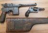 Pistolet Mauser C96 tzw. „Komisarz” i rewolwer „Buldog” przekazała policja do Muzeum Wojsk Lądowych