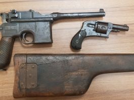 Pistolet Mauser C96 tzw. „Komisarz” i rewolwer „Buldog” przekazała policja do Muzeum Wojsk Lądowych