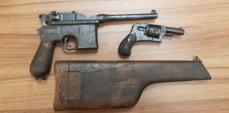 Pistolet Mauser C96 tzw. „Komisarz” i rewolwer „Buldog” przekazała policja do Muzeum Wojsk Lądowych