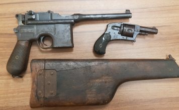 Pistolet Mauser C96 tzw. „Komisarz” i rewolwer „Buldog” przekazała policja do Muzeum Wojsk Lądowych