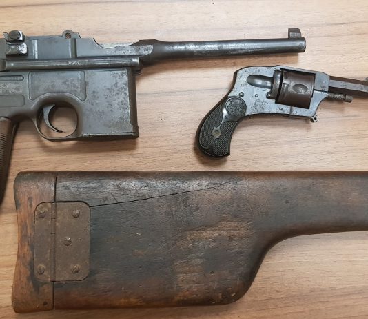 Pistolet Mauser C96 tzw. „Komisarz” i rewolwer „Buldog” przekazała policja do Muzeum Wojsk Lądowych