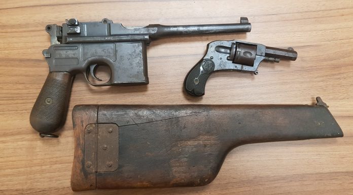 Pistolet Mauser C96 tzw. „Komisarz” i rewolwer „Buldog” przekazała policja do Muzeum Wojsk Lądowych