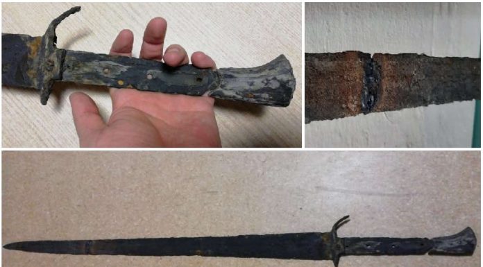 Znalazł koparką średniowieczny „miecz” z XV wieku i próbował go zespawać…