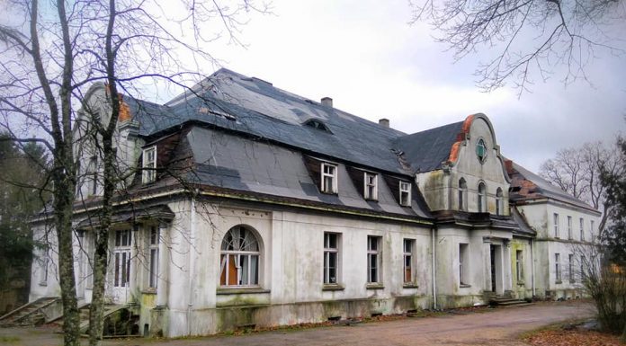 Zespół pałacowy we wsi Nacław, rodu von Sedenów – doprowadzony na skraj ruiny… (GALERIA)