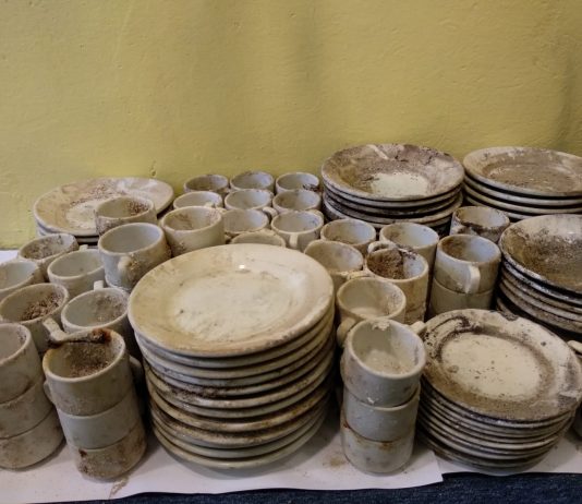 Wiemy skąd w Gorzowie znalazło się setki kompletów porcelany! Odgruzowano przedwojenny sklep…