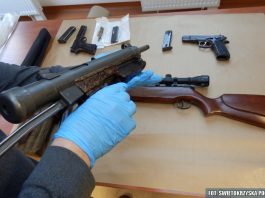 Kielczanin przywiązał psa do samochodu i groził bronią… w domu miał mały arsenał