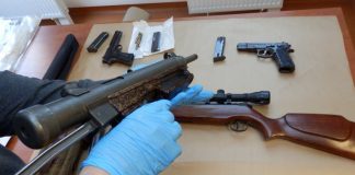 Kielczanin przywiązał psa do samochodu i groził bronią… w domu miał mały arsenał