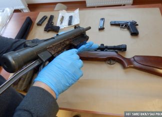 Kielczanin przywiązał psa do samochodu i groził bronią… w domu miał mały arsenał