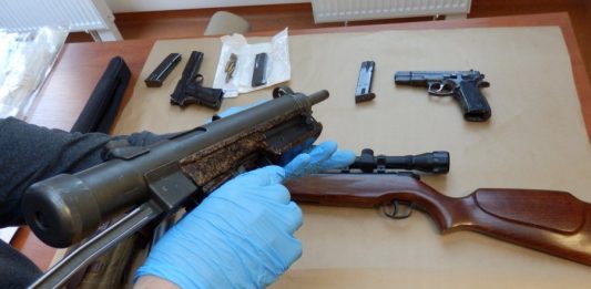 Kielczanin przywiązał psa do samochodu i groził bronią… w domu miał mały arsenał