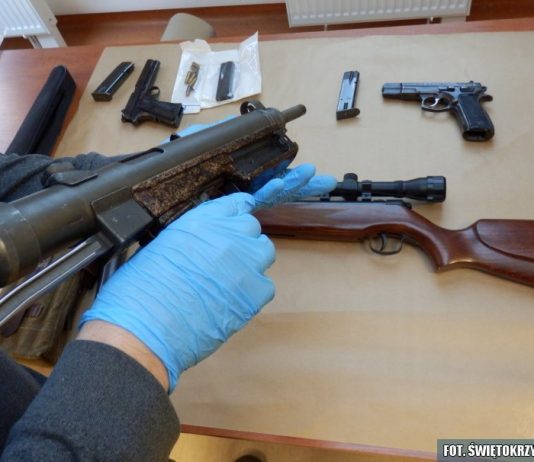 Kielczanin przywiązał psa do samochodu i groził bronią… w domu miał mały arsenał