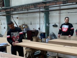 Symbol „Polski Walczącej” na odzieży roboczej pracowników na Słowacji!