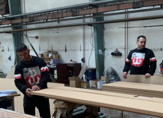 Symbol „Polski Walczącej” na odzieży roboczej pracowników na Słowacji!