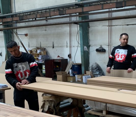 Symbol „Polski Walczącej” na odzieży roboczej pracowników na Słowacji!