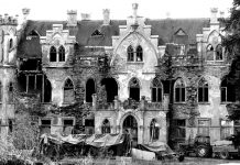 Uroczy neogotycki pałac Podwilcze w zach-pom. dosłownie znika w oczach! (GALERIA)