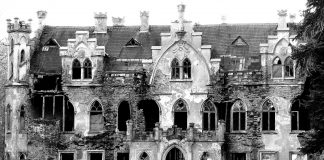 Uroczy neogotycki pałac Podwilcze w zach-pom. dosłownie znika w oczach! (GALERIA)