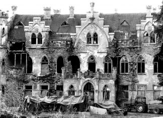 Uroczy neogotycki pałac Podwilcze w zach-pom. dosłownie znika w oczach! (GALERIA)