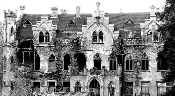 Uroczy neogotycki pałac Podwilcze w zach-pom. dosłownie znika w oczach! (GALERIA)