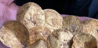 Ogromny skarb złotych i srebrnych monet z XIV wieku, w sumie ponad 1100 sztuk – odkryty w UK przez Polaka!! (GALERIA + FILM)