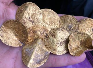 Ogromny skarb złotych i srebrnych monet z XIV wieku, w sumie ponad 1100 sztuk – odkryty w UK przez Polaka!! (GALERIA + FILM)