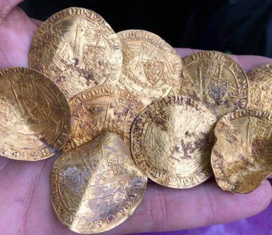 Ogromny skarb złotych i srebrnych monet z XIV wieku, w sumie ponad 1100 sztuk – odkryty w UK przez Polaka!! (GALERIA + FILM)