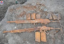 Wykopał w ogródku dwa karabiny maszynowe Browning z okresu II Wojny Światowej