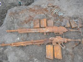 Wykopał w ogródku dwa karabiny maszynowe Browning z okresu II Wojny Światowej