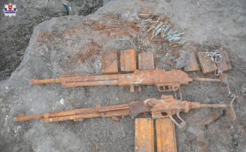 Wykopał w ogródku dwa karabiny maszynowe Browning z okresu II Wojny Światowej
